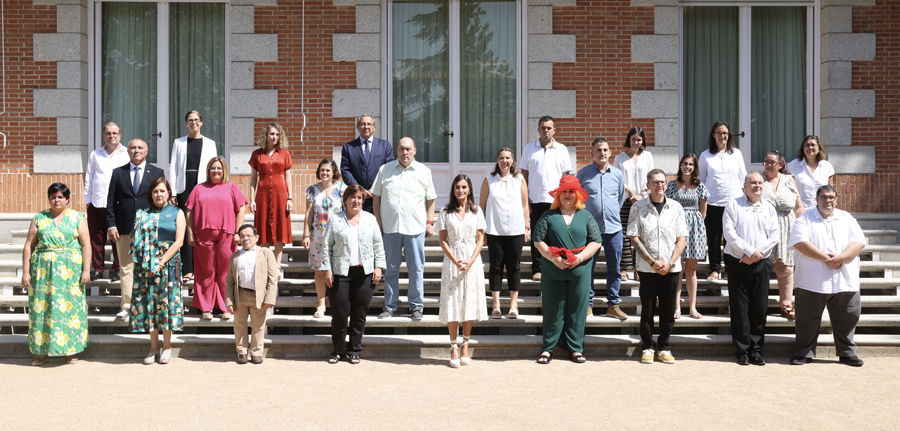 Fotografía donde se ve a la Reina Letizia junto a los representantes de la Plataforma de Aurerrepresentación de Plena Inclusión