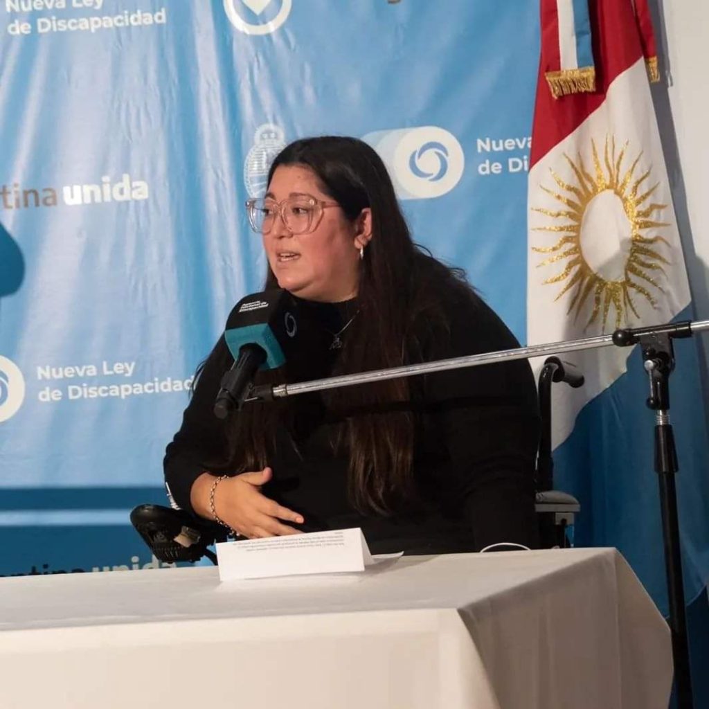 La imagen tiene un atributo ALT vacío; su nombre de archivo es Image-1024x1024.jpeg
Imagen de Florencia Santillán hablando por micrófono en una presentación pública.