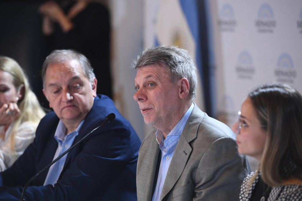 Carlos Conte participando de la presentación. Se ve al Senador Linares y a demás oradores a su lado