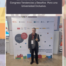 Carlos Conte delante del banner del evento, con su credencial de asistente